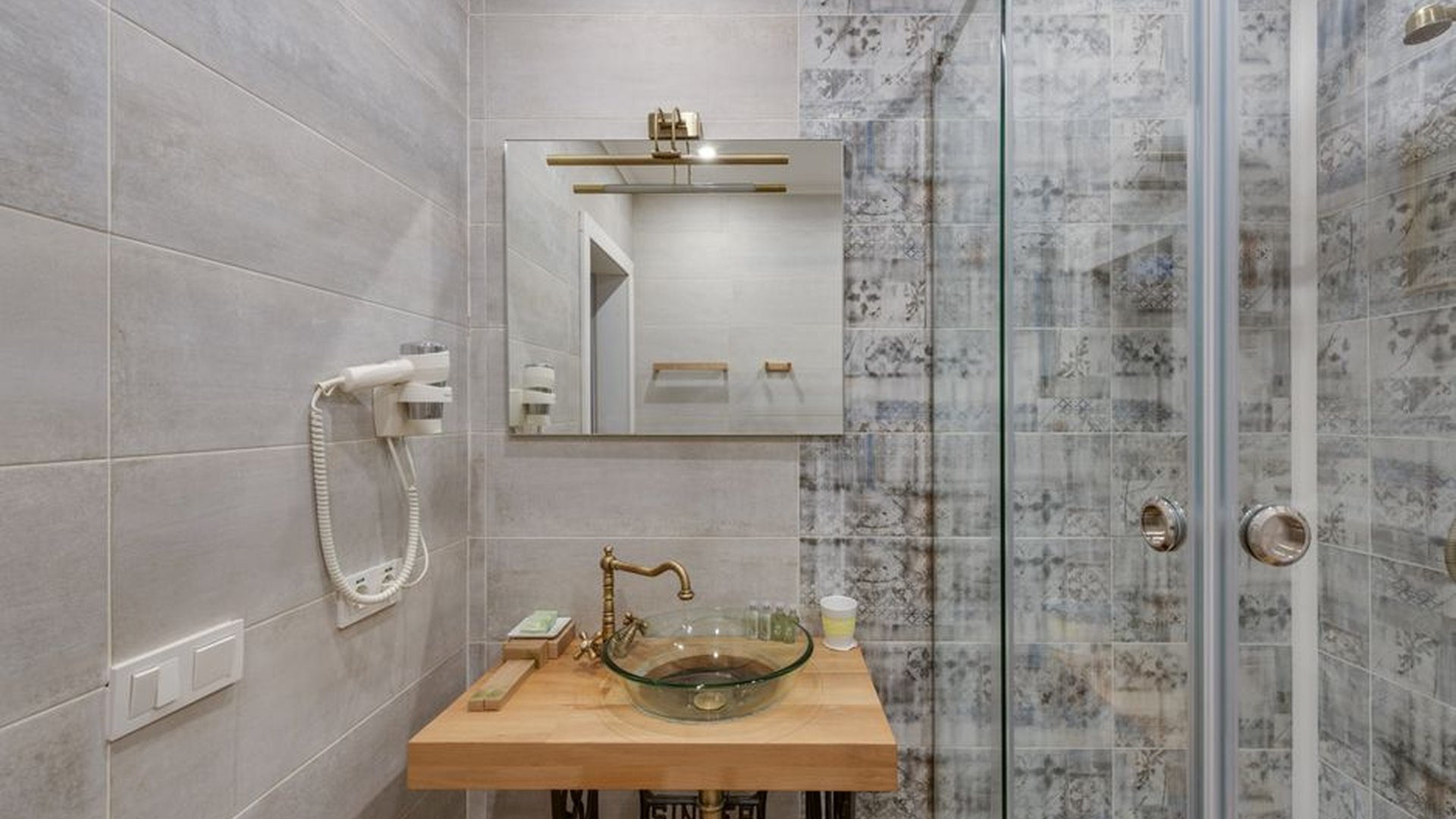 wall-mounted sink corner shower frameless glass do