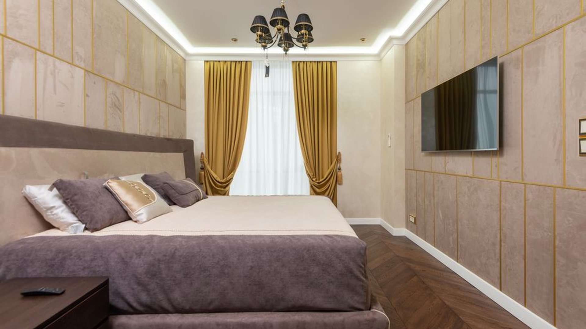 king bed bedroom layout small space renovation Bro